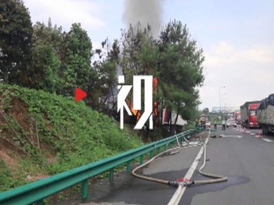 暖心！为防止受伤司机被烫伤 消防员用身体当隔热垫