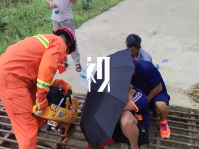 小孩登山腿被卡 被救时为消防员喊加油