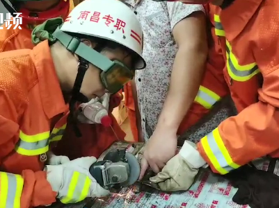 江西南昌：居民卡手 消防解忧