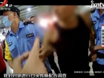 义乌：男子车站内强行搂抱女孩 涉嫌猥亵被拘