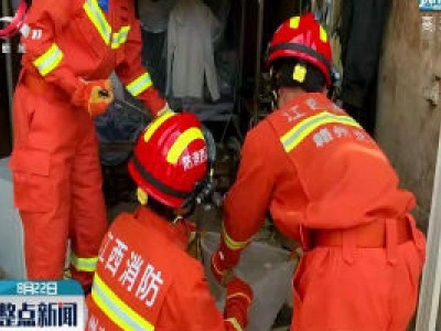 安远：毒蛇溜进工地宿舍 消防员变身捕蛇者