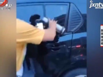 广东：幼童被困车内 巡查员砸窗救人