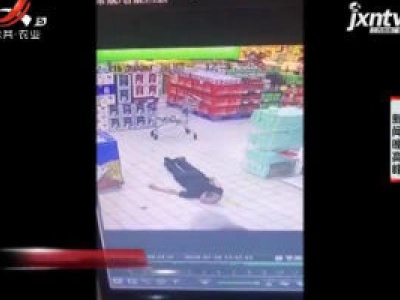 南宁：男子超市晕倒 她放下孩子上前施救