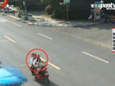 四川：马路上耍杂技？ 是摩托车违法载5人！