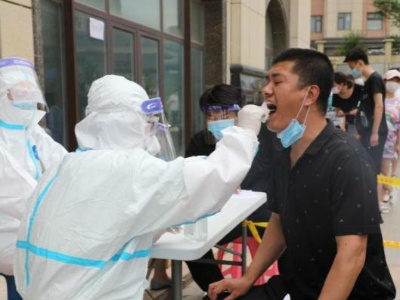 新疆此次疫情病例平均年龄35岁 中国核酸检测试剂总体检出率逾95%