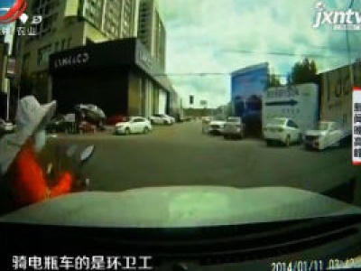 武汉：新车送去4S店维修 员工洗车途中撞了人