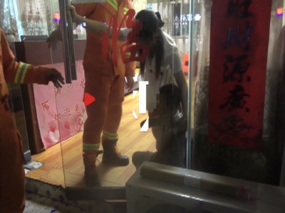 男童手臂被卡玻璃门 消防紧急施救