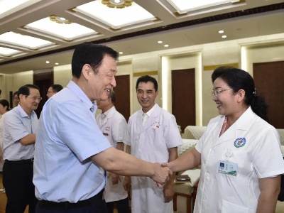 刘奇在与全省优秀医师代表座谈时强调 勇做抗击疫情病魔的白衣战士 当好守护人民健康的忠诚卫士 易炼红出席