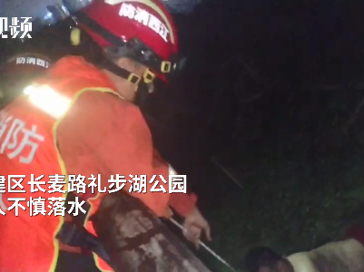 江西南昌：男子不慎落水 消防紧急救援