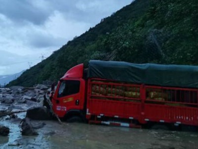 G5京昆高速雅西段因暴雨致塌方和泥石流险情 