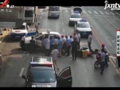 遵义：摩托驾驶员被卷车底 众人10秒集结救援