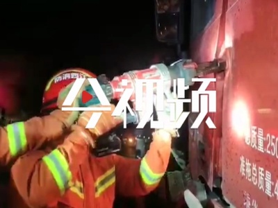 江西南昌：国道货车追尾 司机被困驾驶室