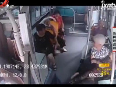 上饶：老人乘车突发疾病 热心司机援手相助