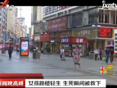 上饶：大风刮歪铁皮棚 民警变身“清理工”