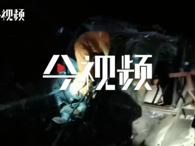 江西南昌：货车冲上绿化带 司机被困悬空车头