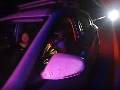 夜半高速上小车龟速行车，原来司机干了这事
