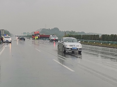 雨天路滑挂车失控 对向车道4辆小车遭殃