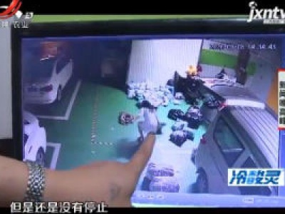 重庆：奔驰女司机“顺”走包裹 快递小哥很心急