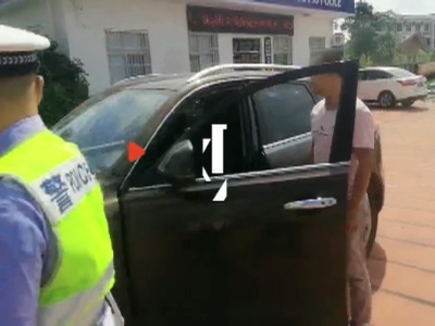 急！女子被蛇咬伤 交警一路护送就医