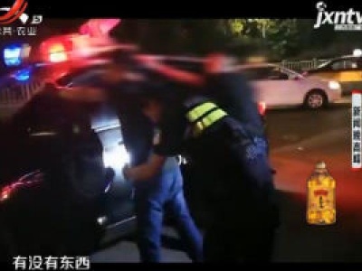 安徽芜湖：特警开车去加油 顺道抓了两嫌疑人