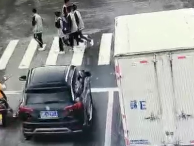 突发 上饶弋阳一车撞倒4名学生
