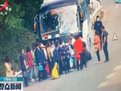 江西：大巴车坏在高速 乘客竟在车道等候