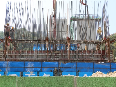 走向我们的小康生活：一个工地，带活一个村