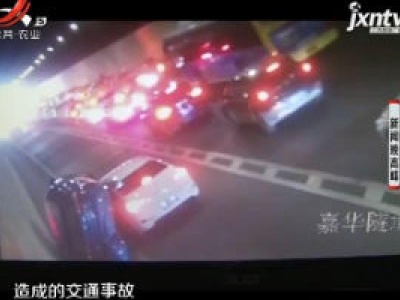 重庆：后车越线超车 前车被铲“叠罗汉”