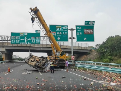 一吨西瓜染红高速路！货车爆胎致侧翻