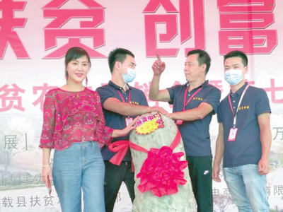 万载：“冬瓜王”亮相 重达81.5公斤