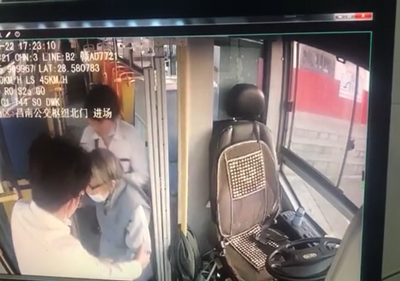 暖心！热心公交人一路护送 迷路老人平安到家