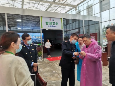 进贤县市场监督管理局开展中国农民丰收节暨“螃蟹节”食品安全保障工作