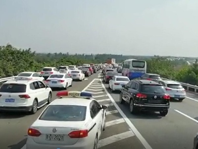 国庆首日 江西高速车辆排起“长龙”