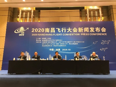 10月31日，来南昌瑶湖机场看飞行大会。