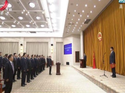省政府任命的国家工作人员进行宪法宣誓 易炼红监誓并讲话