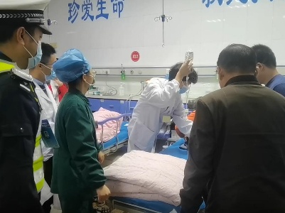 1岁男童车祸受伤 高速交警一路护送
