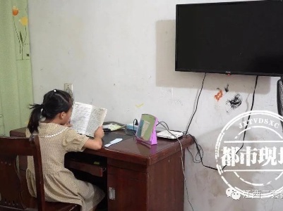老人抚养弃婴11年后交不起学费，寻找孩子亲人求助，生母态度令人心寒