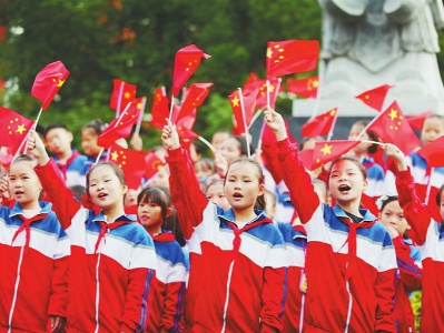 上高县：千名学生同唱《我爱你中国》