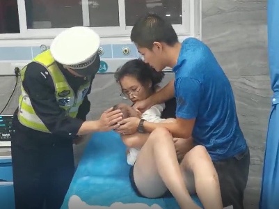 1岁男童摔地抽搐 高速交警紧急送医
