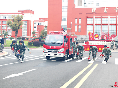 南昌：8000余名大学新生军训多学一堂消防课 