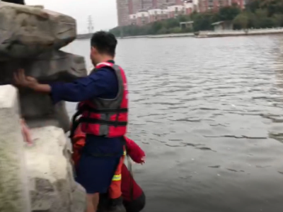 寒风中，江西一老人不慎落水，后面一幕幕太暖