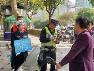 “安全骑行我最棒” 九江交警为守法守规驾驶人赠送小礼品