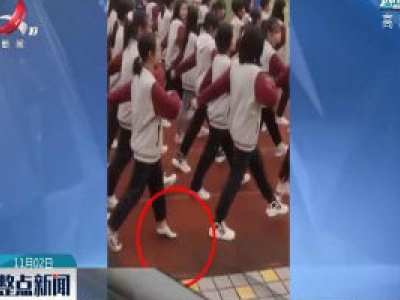 湖北：掉鞋不掉队 她昂首跨步向前走