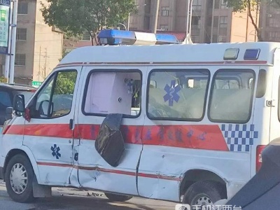 红灯通行的救护车与三轮车碰撞 三轮车驾驶员身亡