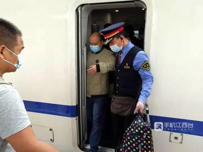 列车长热心服务赢得旅客点赞