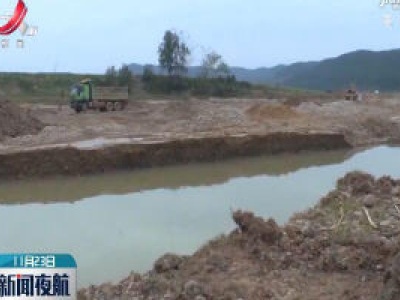 四川梓潼：河道清淤 挖出13米长乌木