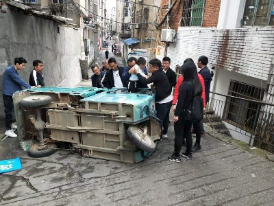 进贤县胜利路社区发生车辆侧翻 热心行人齐心协力温暖人心
