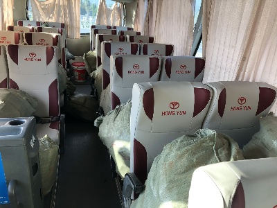 “双十一”后快递忙 客车变货车