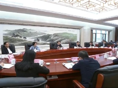 省政府召开党组（扩大）会议 易炼红主持