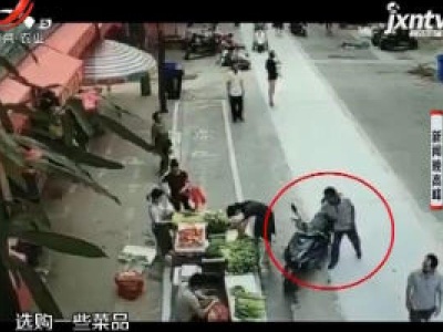 广西：贼手伸进婴儿车 菜市贼影现原形